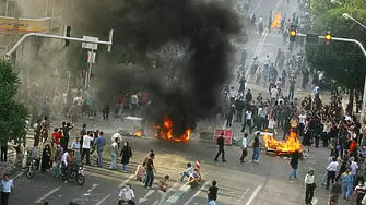 Поредна нощ на бунтове в Иран, 41 души са убити по време на протестите