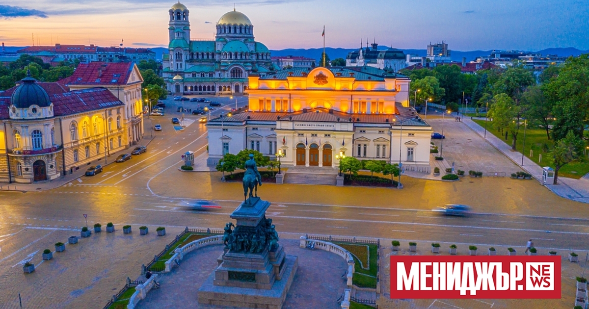 От днес пускат движението по жълтите павета пред сградата на