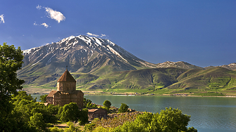 Най голямото содено безотточно езеро – ез Ван разположено на Арменското