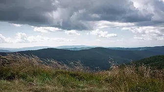 Времето: Облачно, на места с превалявания от дъж