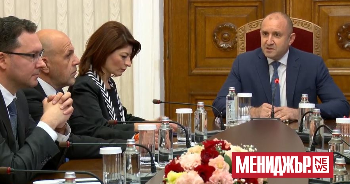 Страната е в тежка политическа и социално-икономическа криза, гледа се