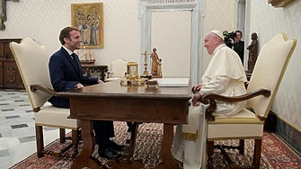 Френският президент Еманюел Макрон подари на папа Франциск рядко копие