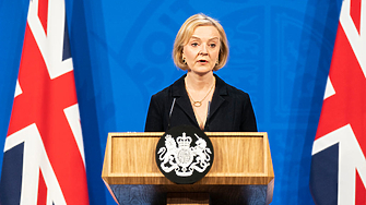 Британският премиер Лиз Тръс се извини в понеделник за противоречивия