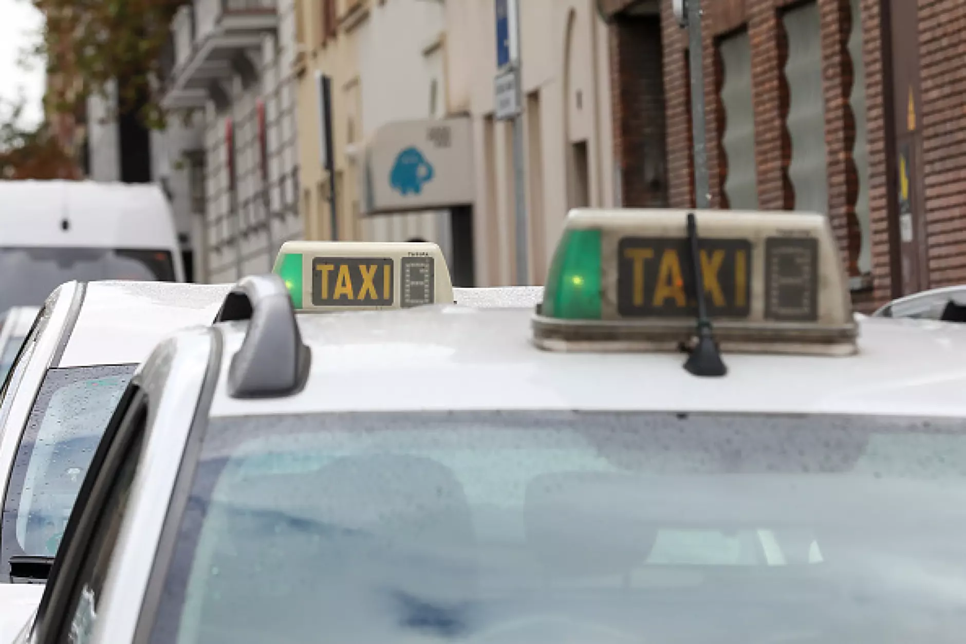 Общински съветници внасят предложение за по-нисък данък за такситата в София