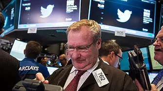Спират търговията с акциите на Twitter преди придобиването на компанията от Илон Мъск