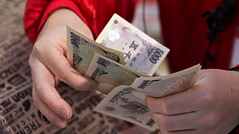 Японската йена достигна 32 годишно дъно спрямо щатския долар след като