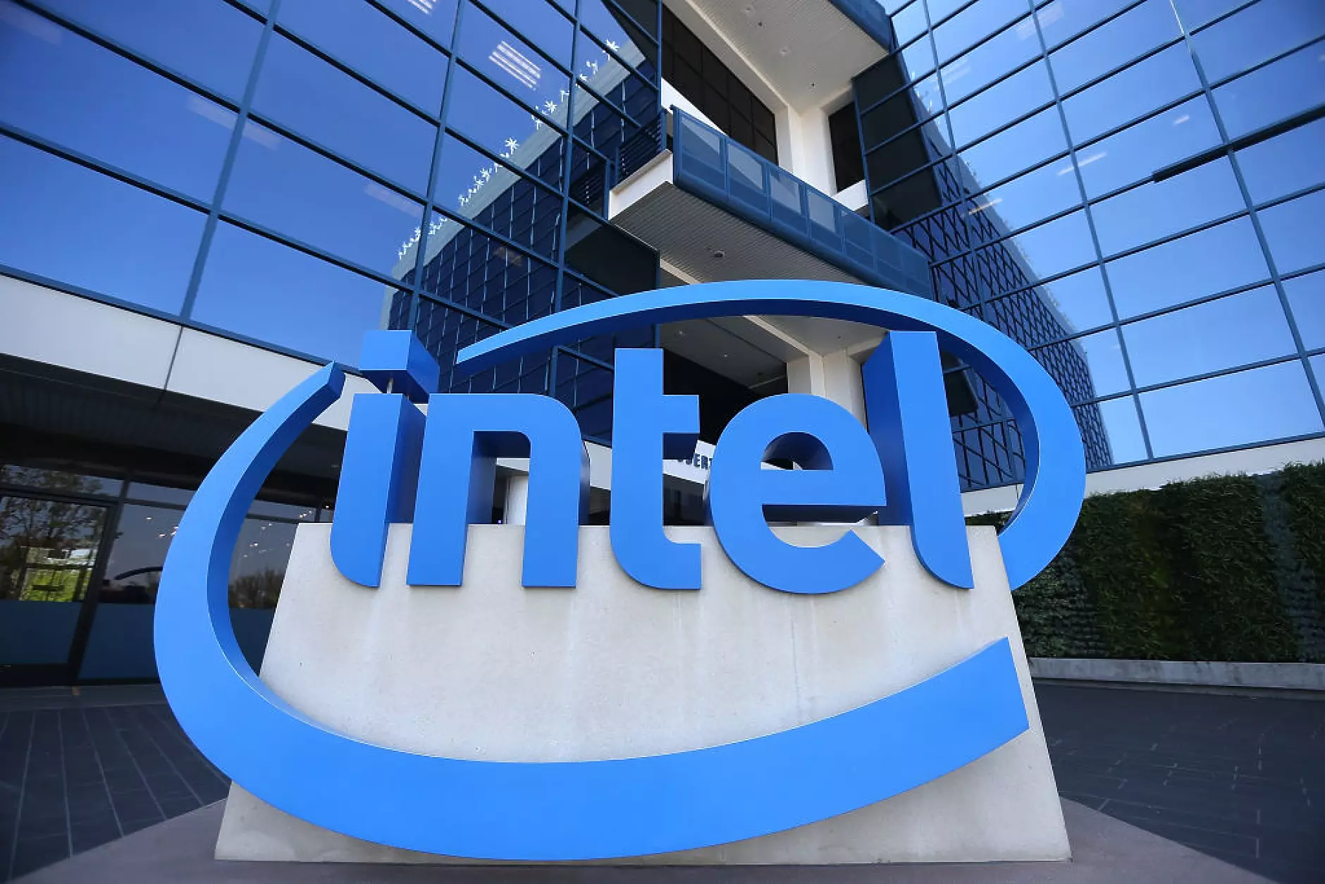 Intel планира да съкрати хиляди работни места
