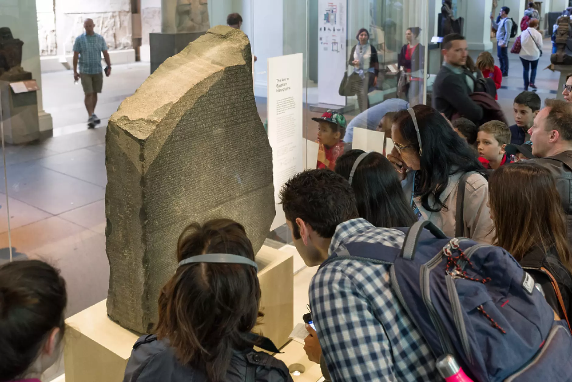 2500 археолози настояват Британският музей да върне на Египет Розетския камък 