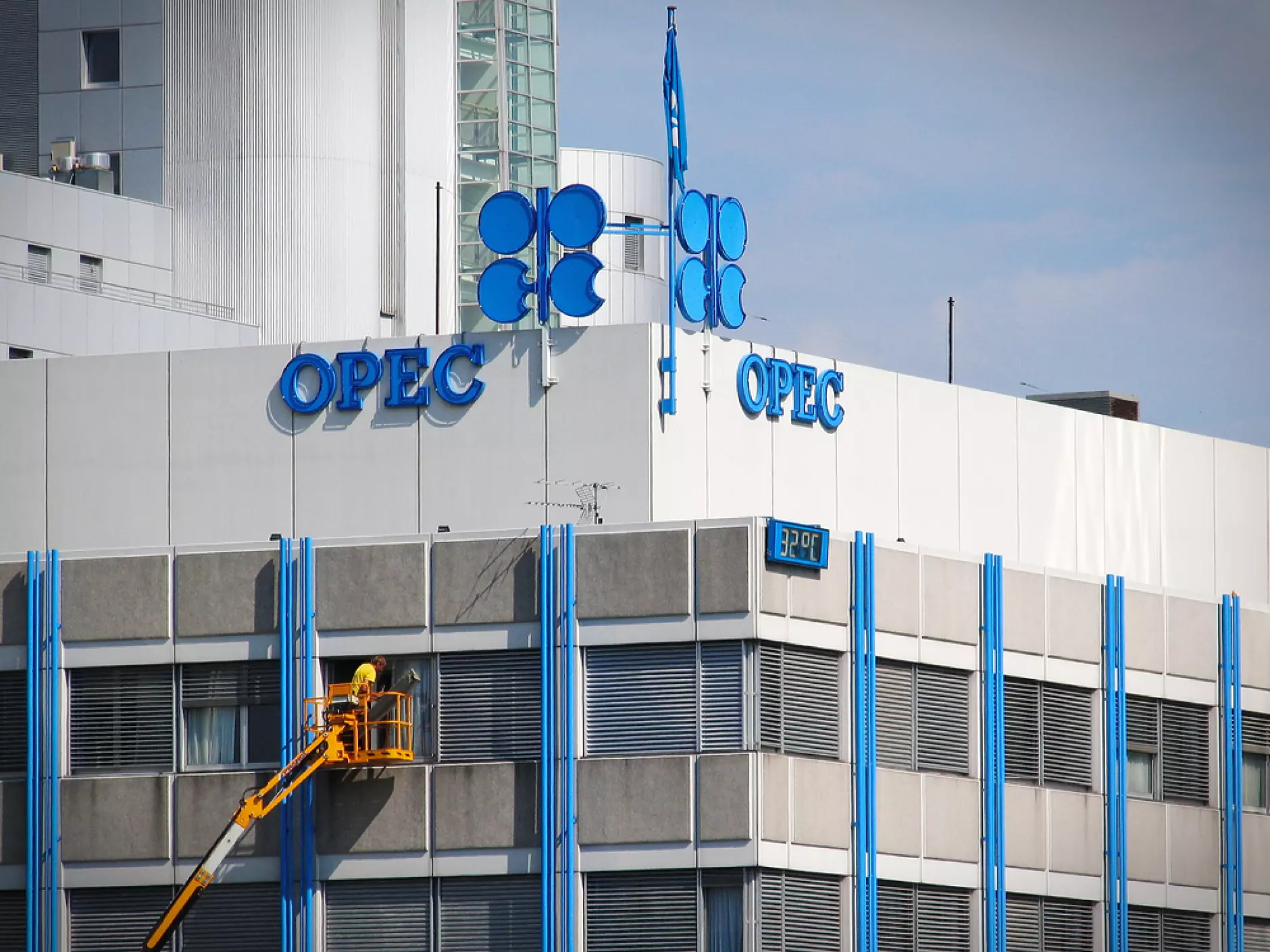 Петролът на ОПЕК остава над прага от 95 долара за барел