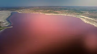 Розовото езеро в Сенегал губи цвета си