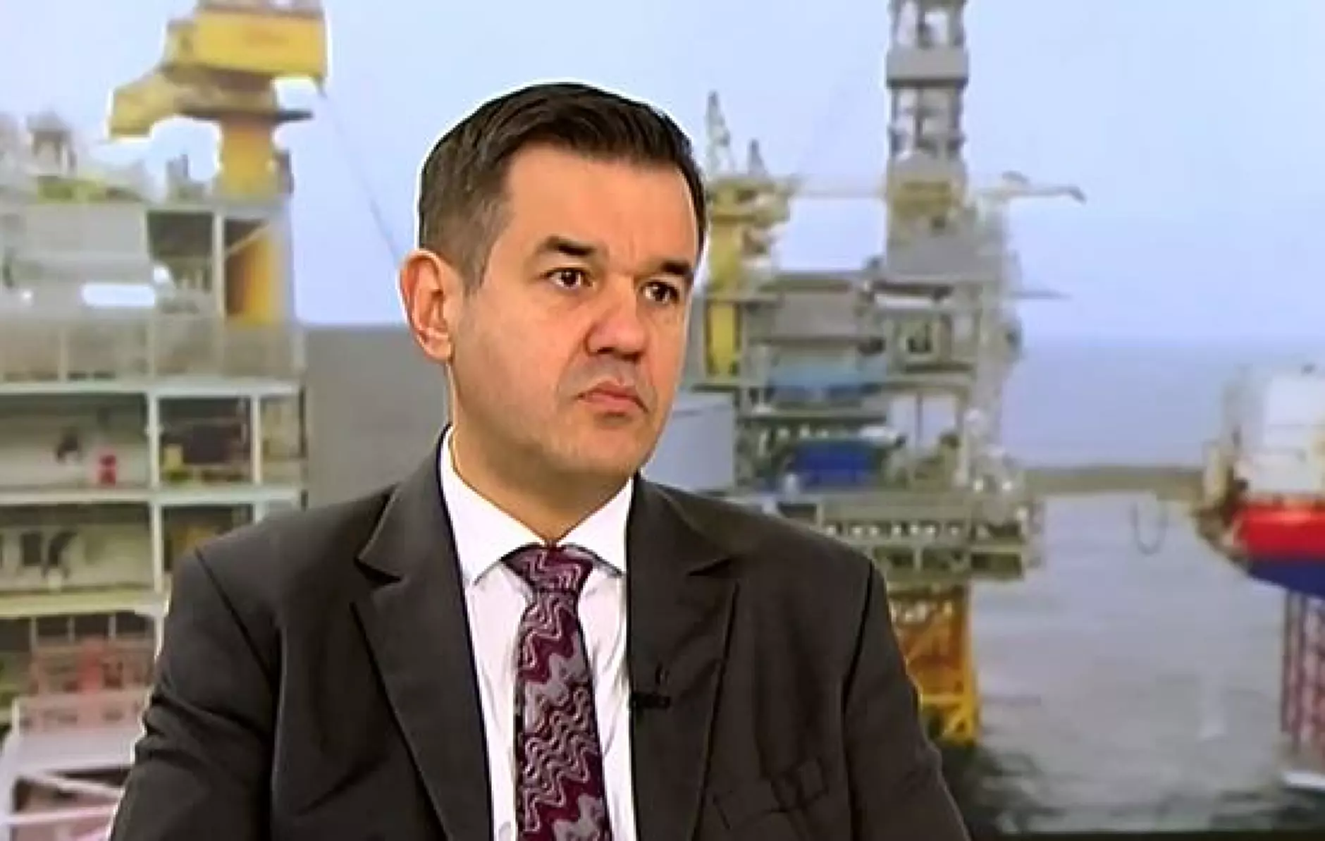 Стоянов: Цените на горивата няма да отидат надолу, но ще има механизъм за компенсиране