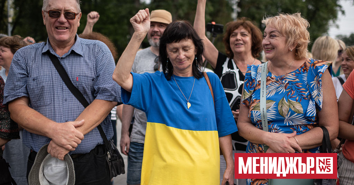 Десетки жители на Херсон се събраха снощи на емблематичния Майдан