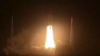 НАСА изстреля успешно от трети опит най-мощната ракета „Артемида 1“ към Луната