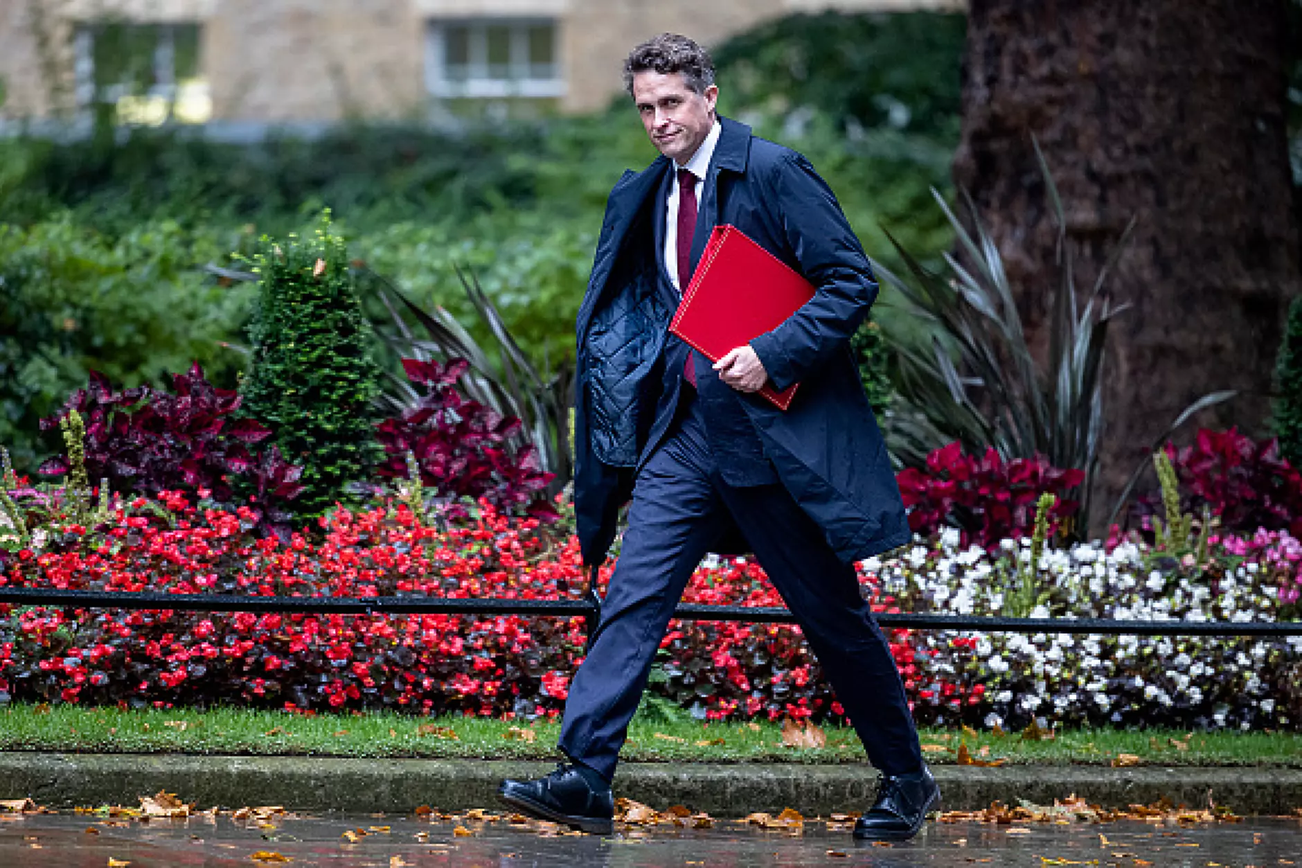 Министърът на отбраната на Великобритания подаде оставка заради скандал за тормоз и ругаене на колеги