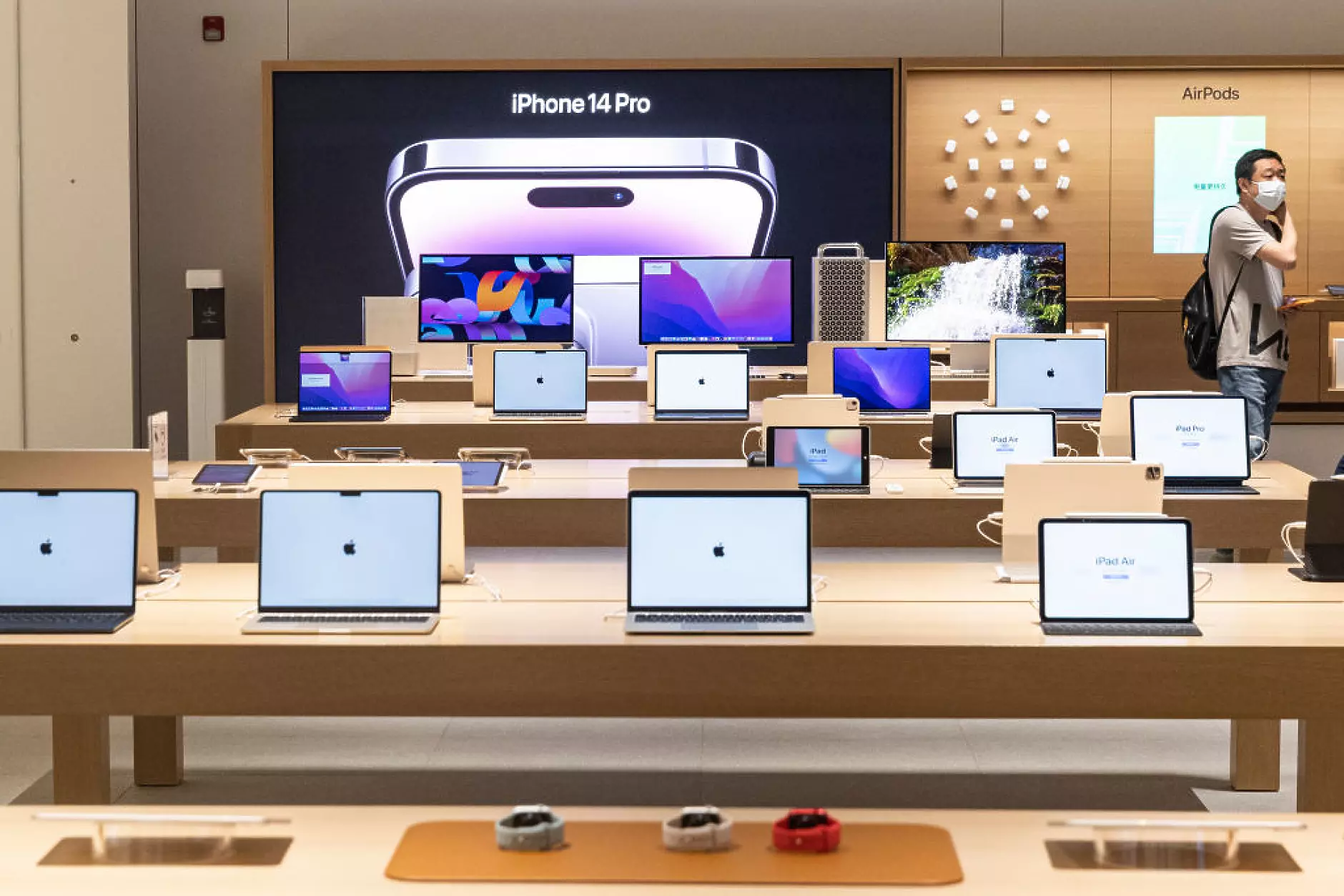 Спадът на продажбите на iPhone в Китай може да е знак за по-големи проблеми за Apple