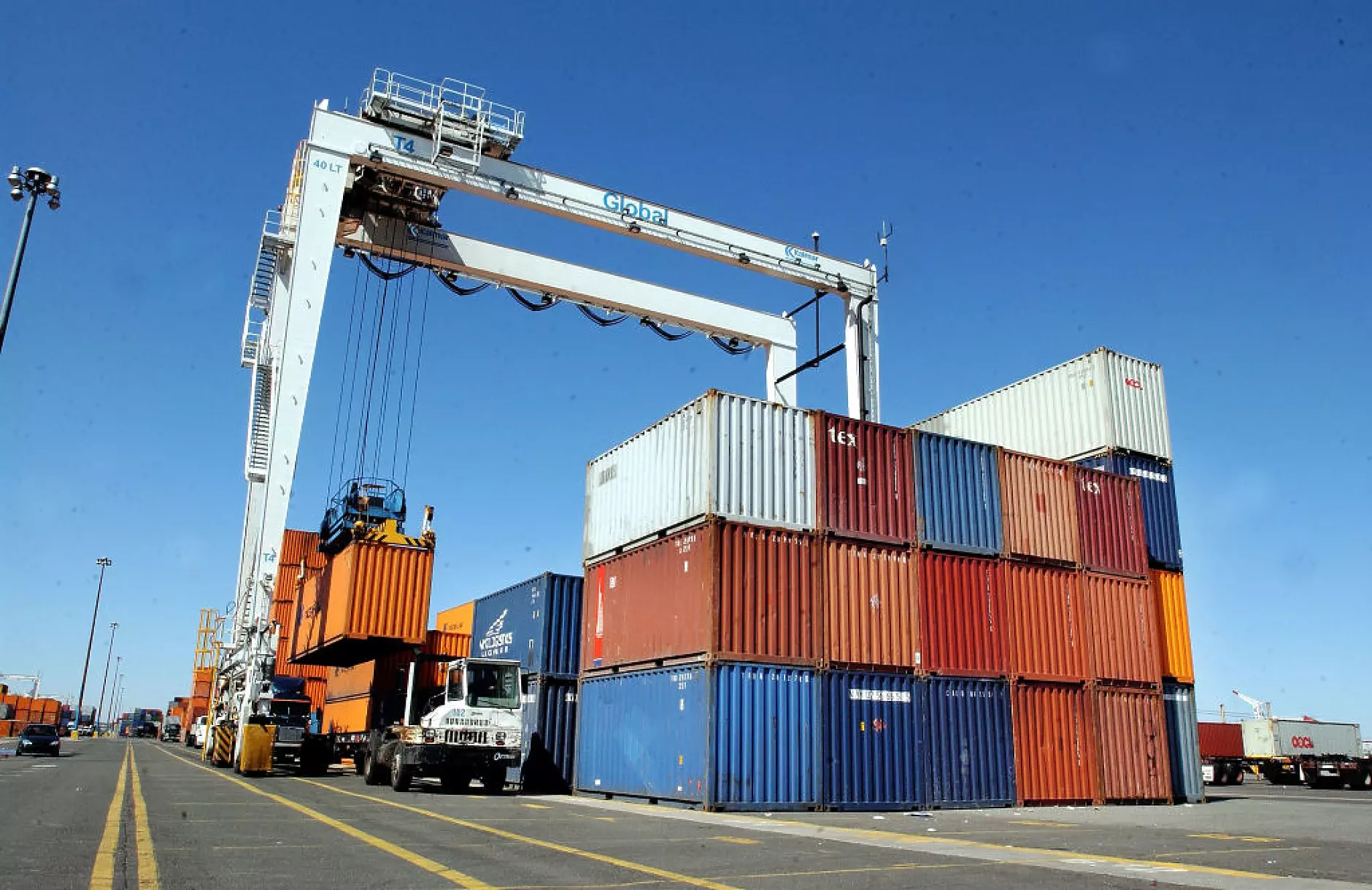 Световната корабоплавателна индустрия е изправена пред нов проблем – твърде много контейнери