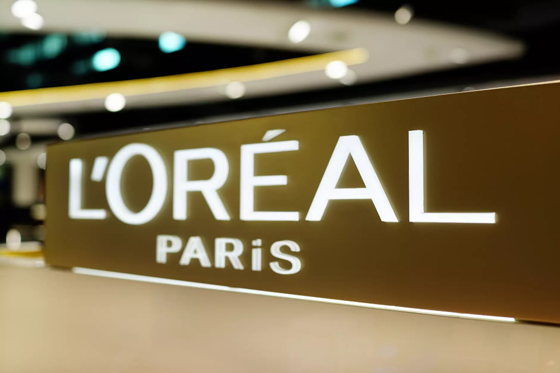 L'Oréal спира рекламите си в Twitter