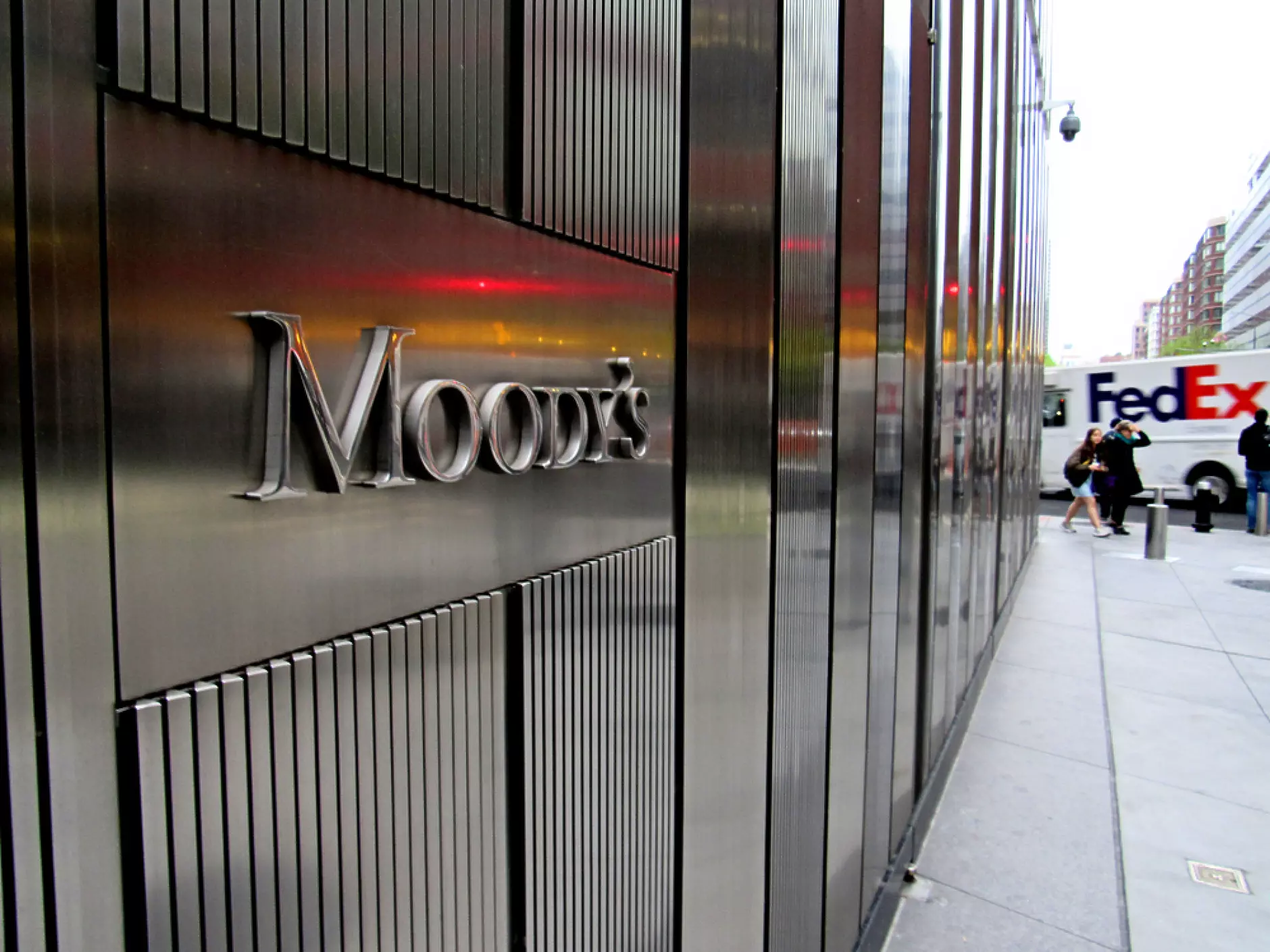 Moody's понижи кредитния си рейтинг за Twitter след придобиването на компанията от Мъск