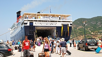 Приходите от туризъм в Гърция достигнаха 12 7 млрд евро за