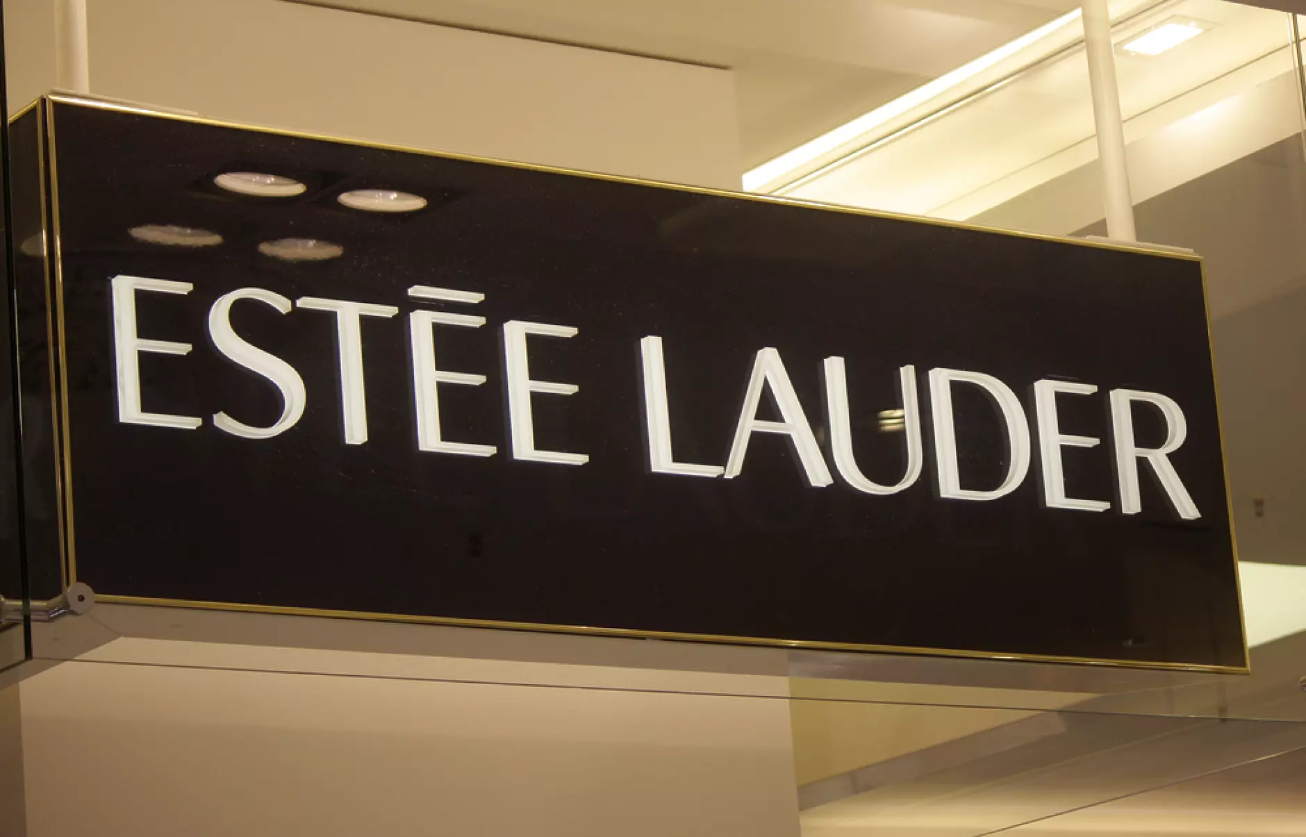 Estée Lauder е близо до сделка за придобиване на Tom Ford за около 2,8 мрлд. долара