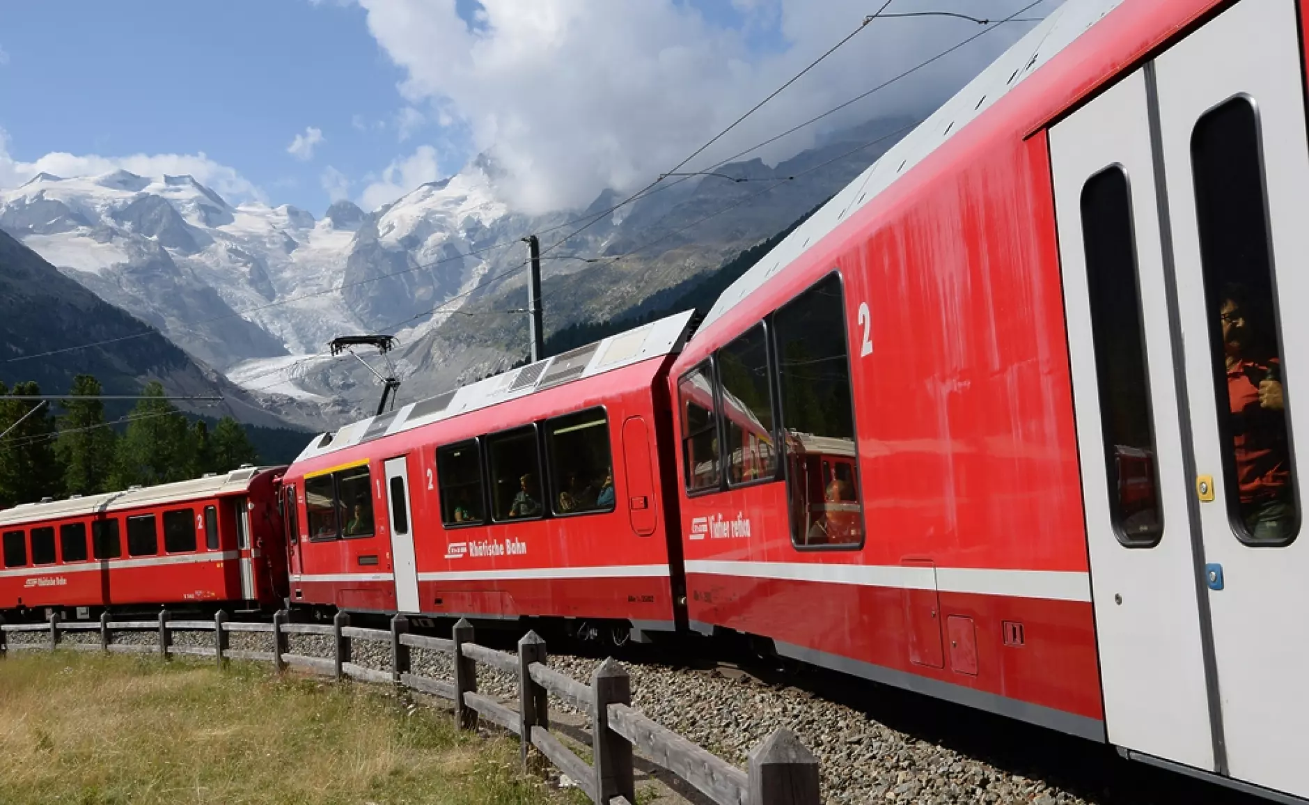 Швейцарци композираха най-дългия пътнически влак в света 