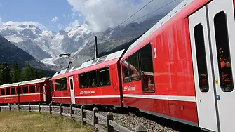 Швейцарци композираха най-дългия пътнически влак в света 