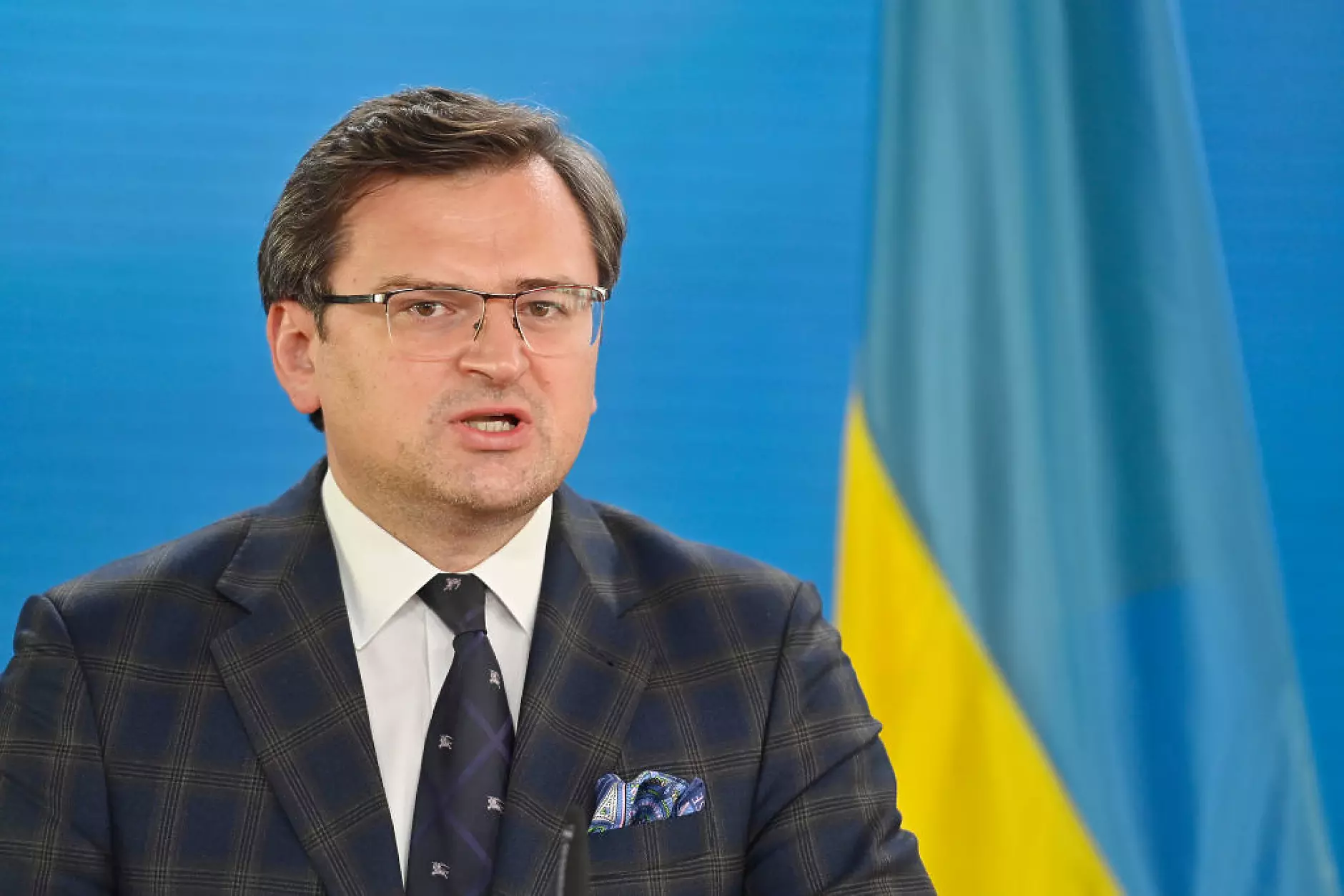 Украинският външен министър: Страните от НАТО трябва да увеличат производството на оръжия
