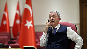 Турският министър на националната отбрана Хулуси Акар се е обадил