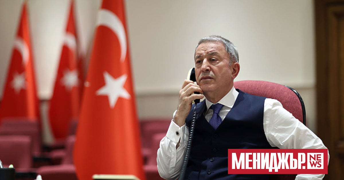 Турският министър на националната отбрана Хулуси Акар се е обадил