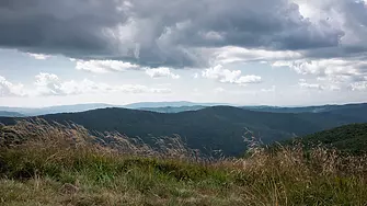 Времето: Облачно, на места с ръмежи