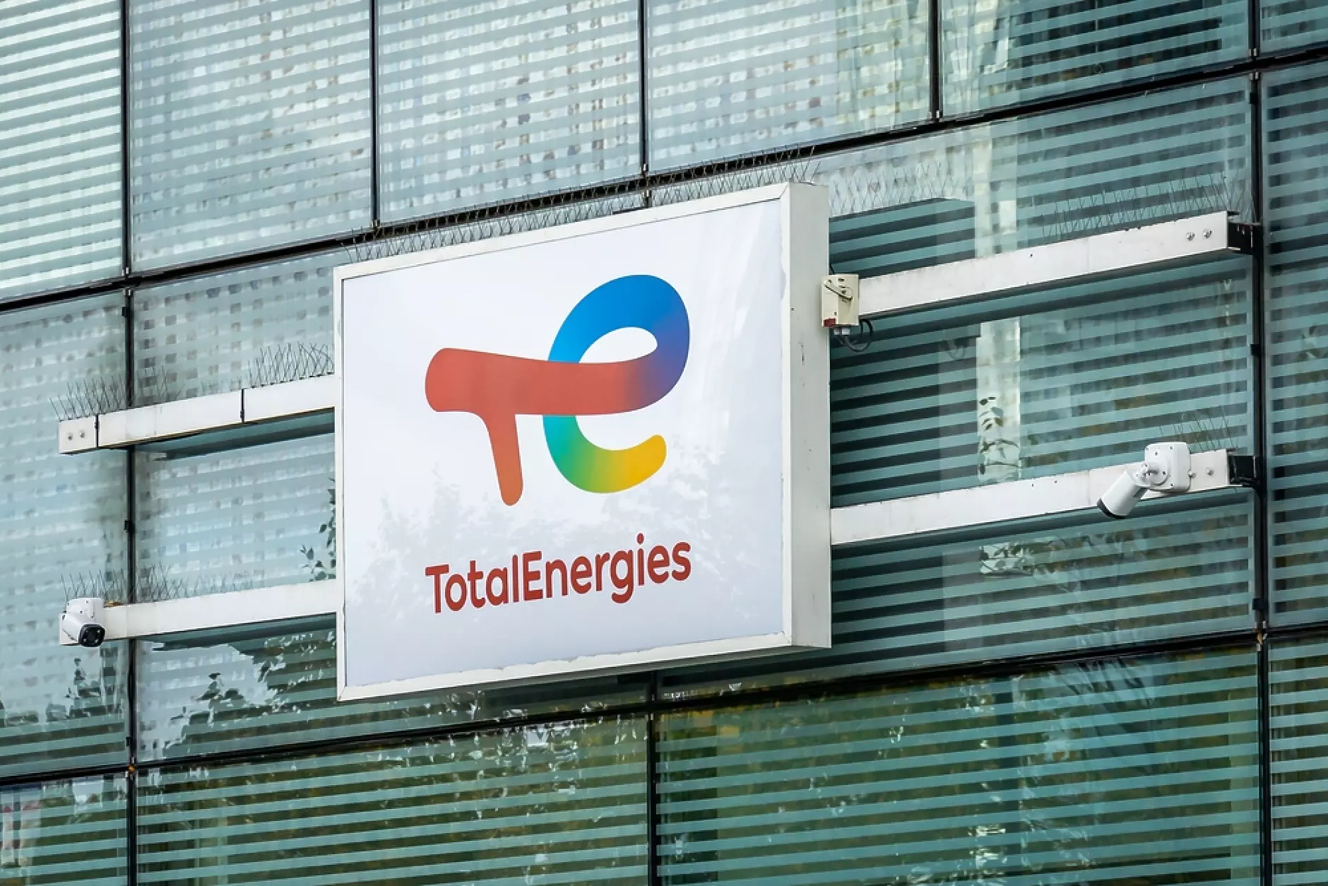 TotalEnergies намалява с 25% инвестициите си в проекти в Северно море  заради данък британски върху свръхпечалбите 