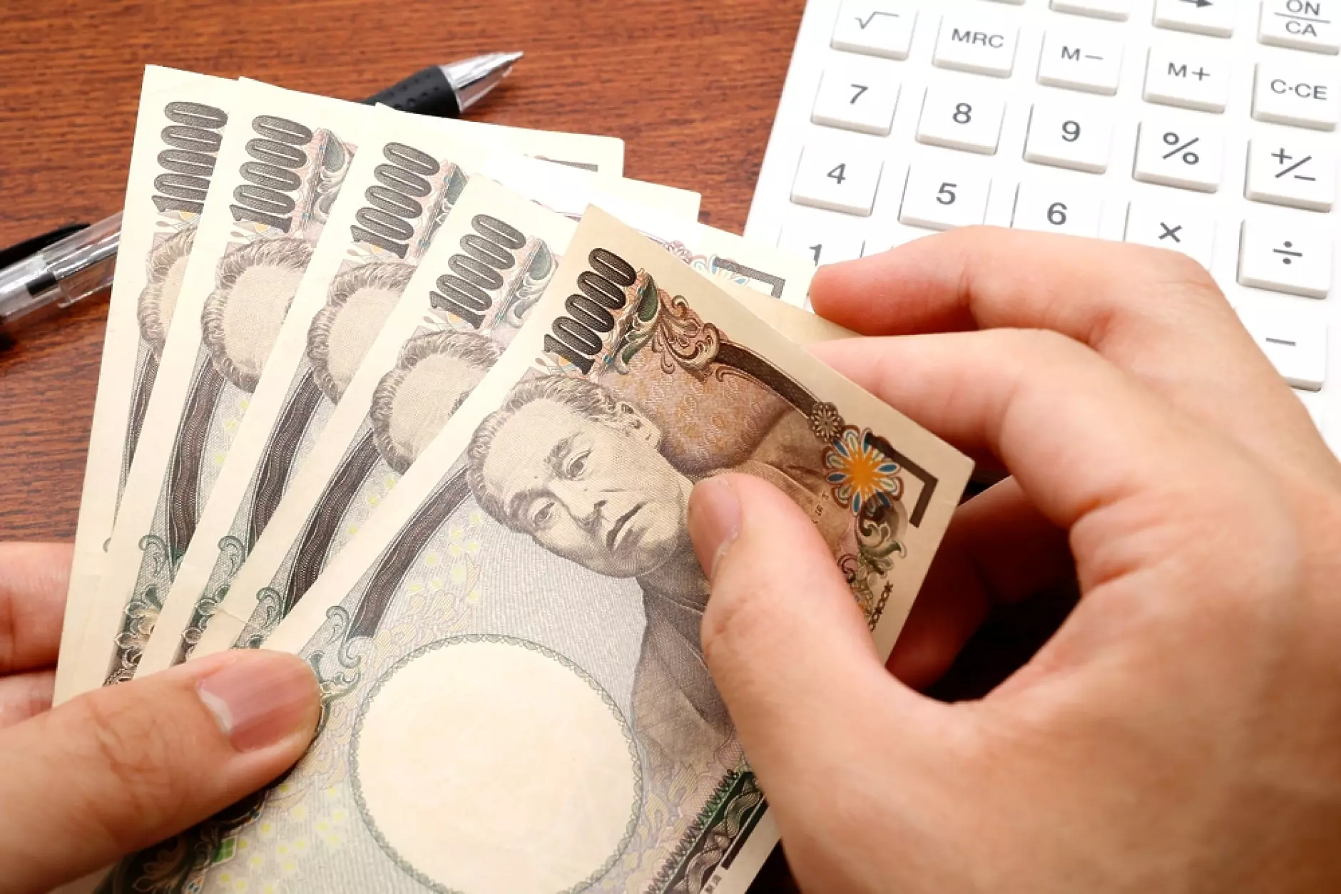 Япония тества нови банкноти с вградени триизмерни холограми