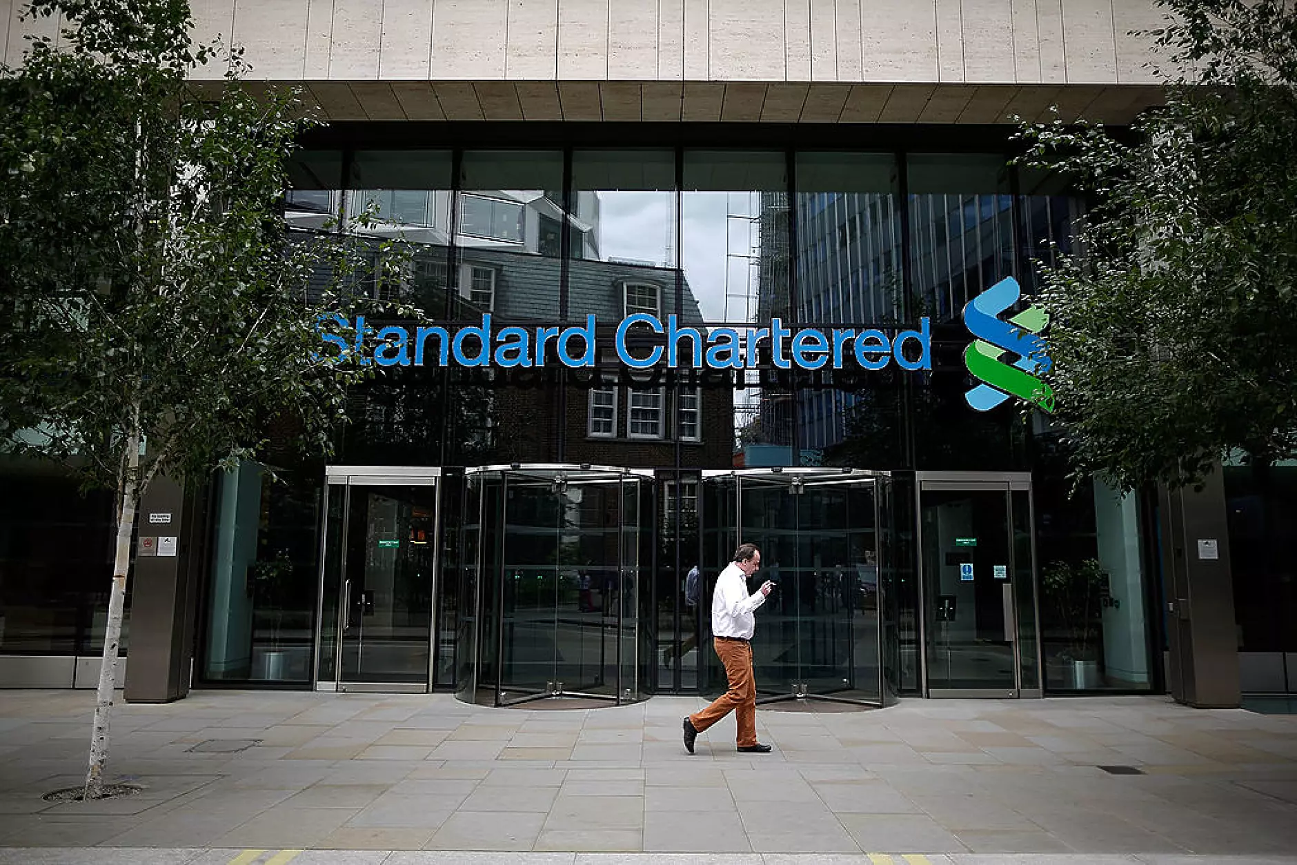 Финансовите изненади на Standard Chartered: Биткойн за 5 хил. долара и 2250 долара за унция злато
