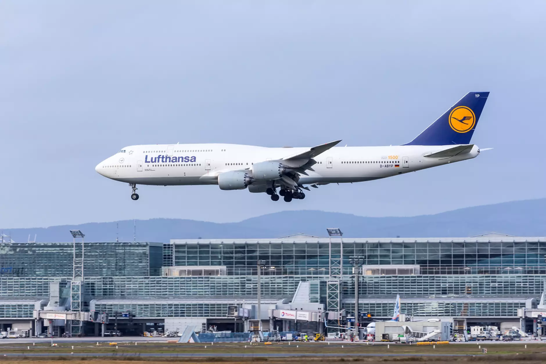 Боинг спира производството на легендарния самолет 747