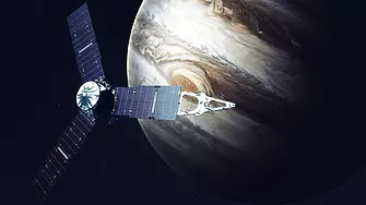 Капсулата „Орион“, с тестови манекени на борда, обиколи Луната за последно и пое към Земята