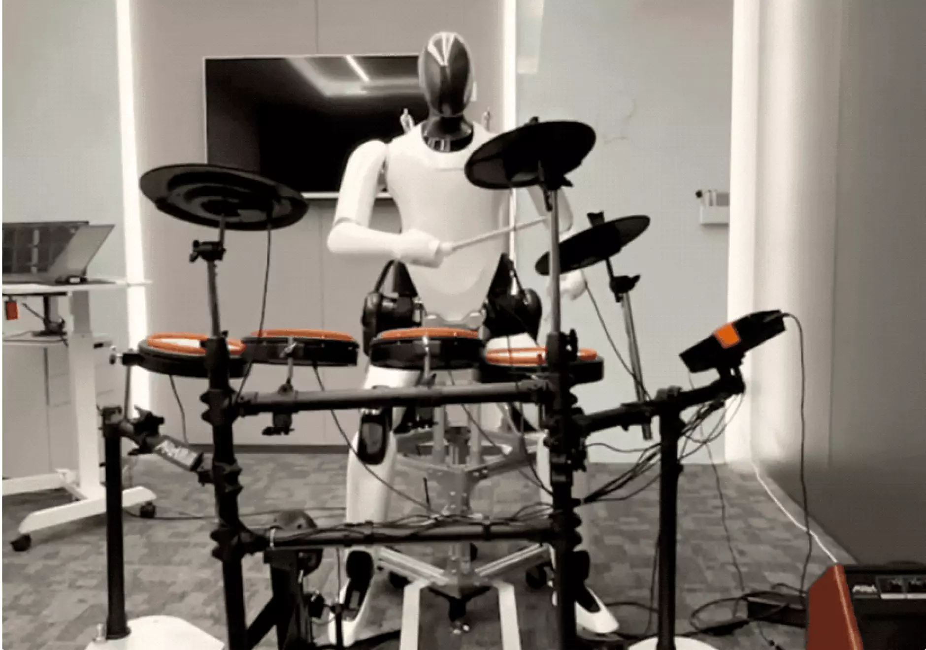 Робот свири на барабани (видео)
