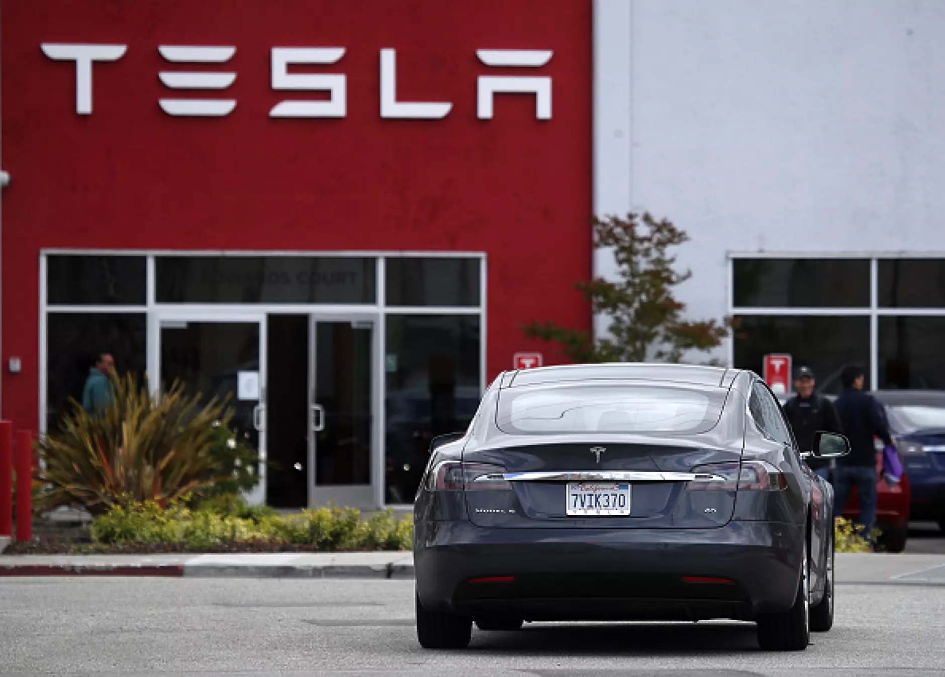 Акциите на Tesla са поевтинели с почти 40% от края на септември