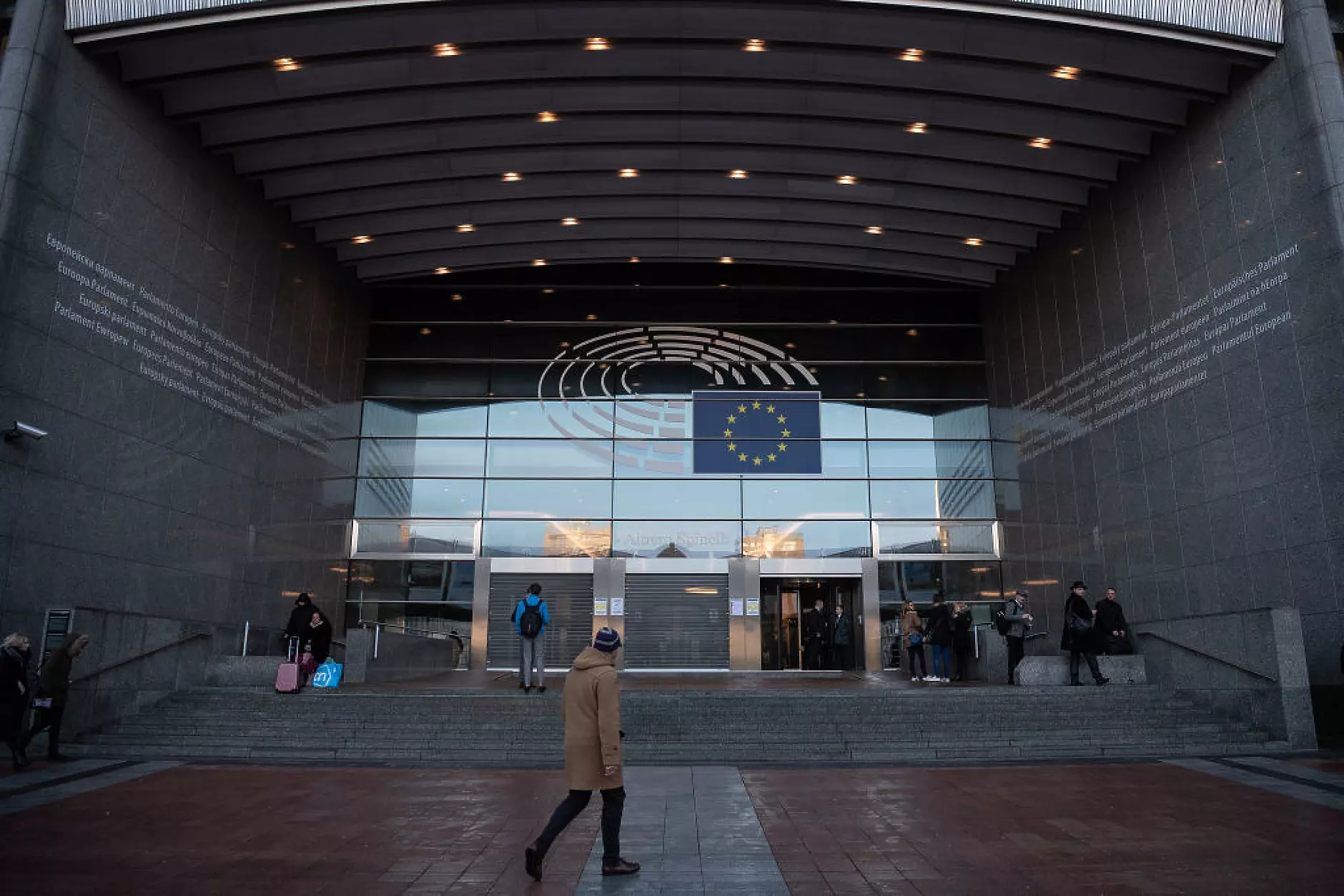 Белгийски следователи претърсиха офиси на Европейския парламент заради корупционния скандал