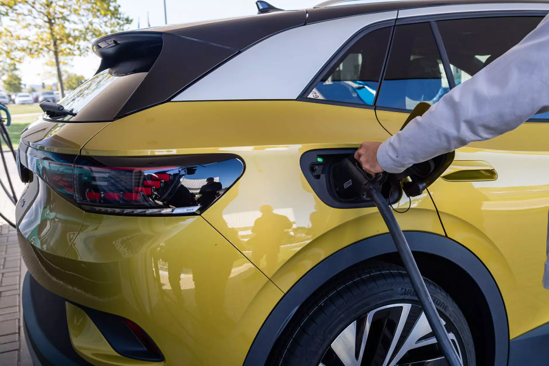 Volkswagen: Продажбите на електрически автомобили ще се забавят заради високите енергийни цени