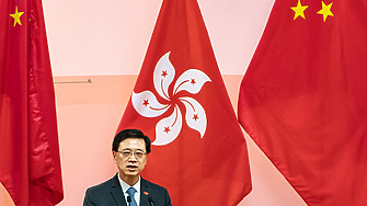 Главата на администрацията на Хонконг Джон Лий обяви че ще