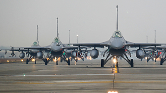 Най малко 18 бомбардировача H 6 на китайската армия са прелетели над