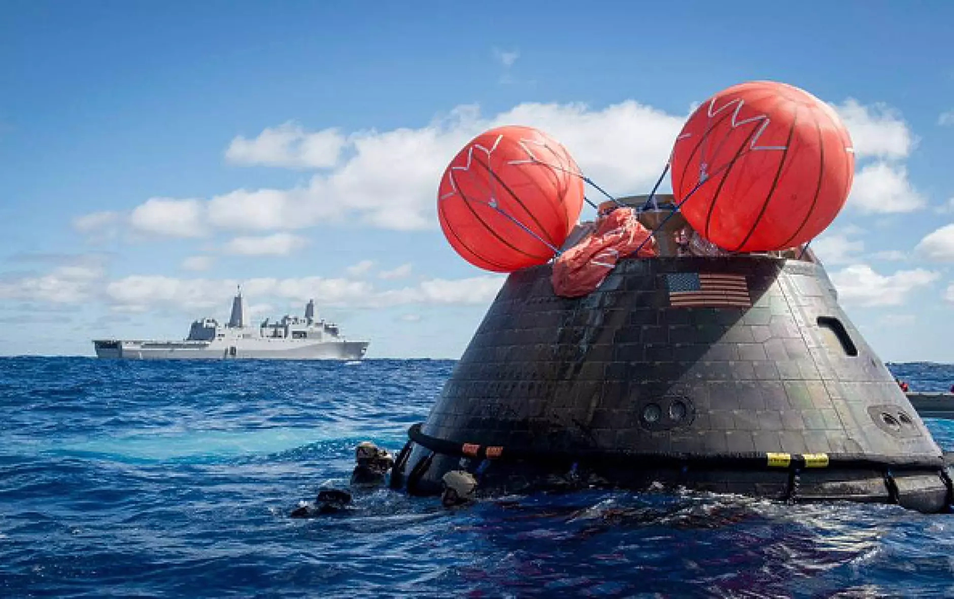 Капсулата на НАСА „Орион“ се приводни без проблеми в Тихия океан