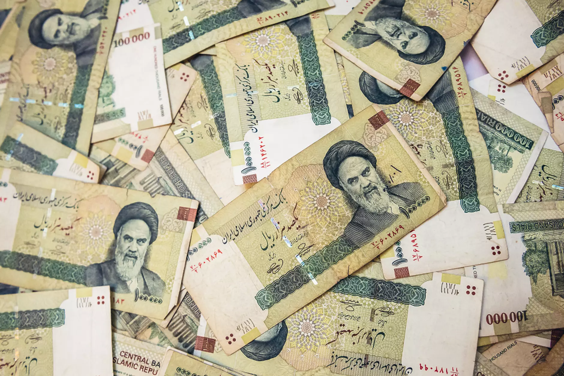 Управителят на централната банка на Иран обвинява протестите за спада на валутата