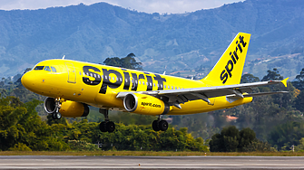 Бивша стюардеса на американската Spirit Airlines заведе дело срещу авиокомпанията