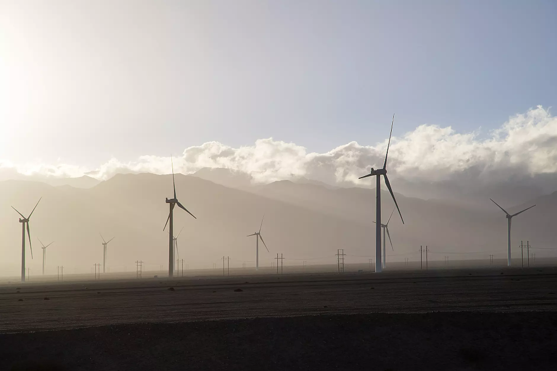Китай строи гигантска база за слънчева и вятърна енергия в пустинята си