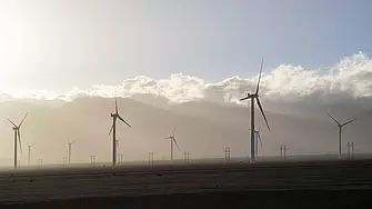 Китай строи гигантска база за слънчева и вятърна енергия в пустинята си
