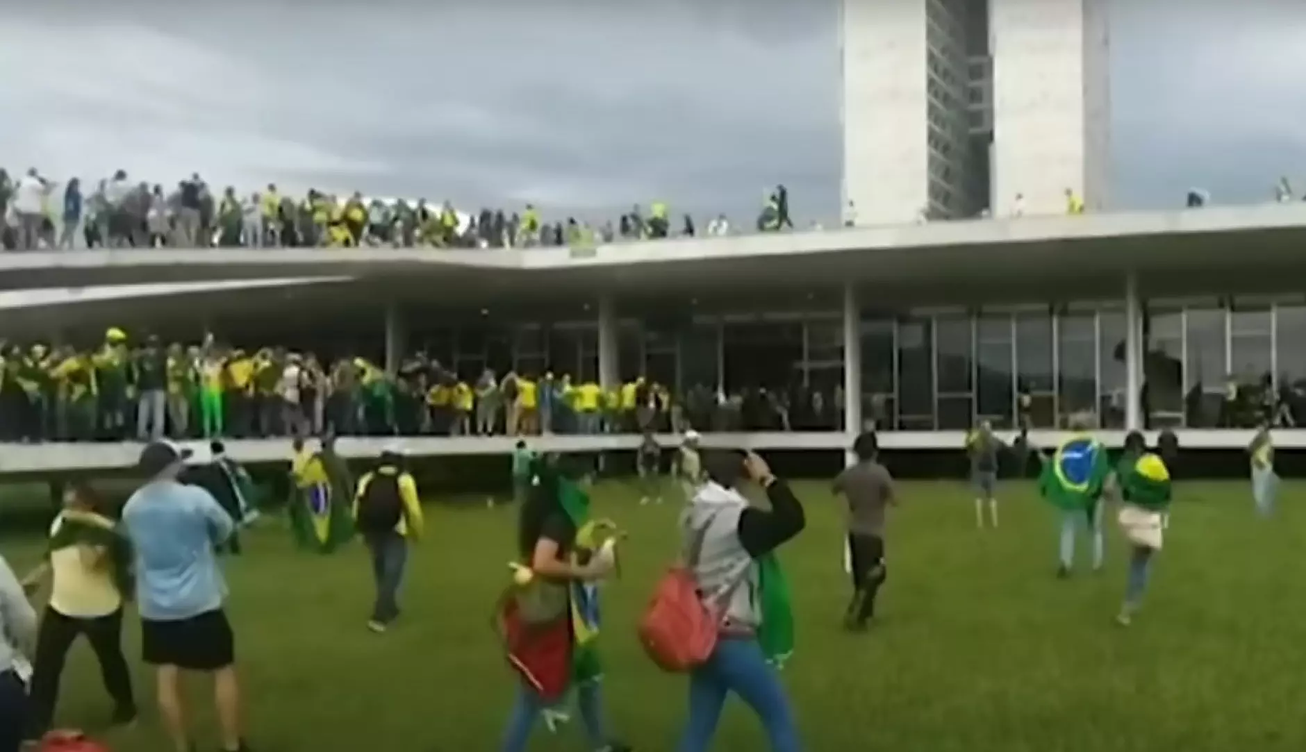 Привърженици на Болсонаро щурмуваха правителствени сгради в столицата на Бразилия