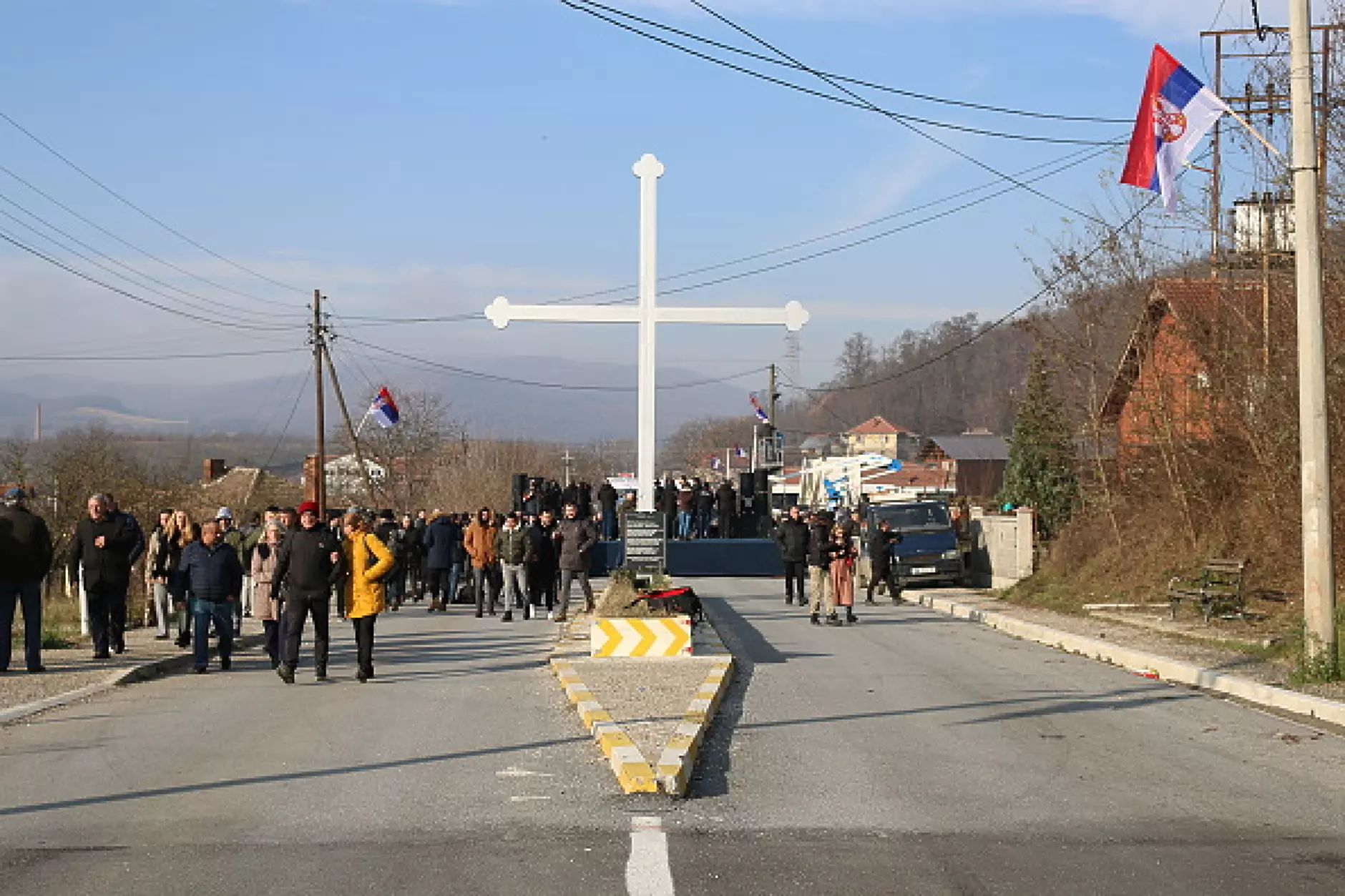 Косовските сърби вдигнаха барикадите след преговори и призиви от ЕС и САЩ
