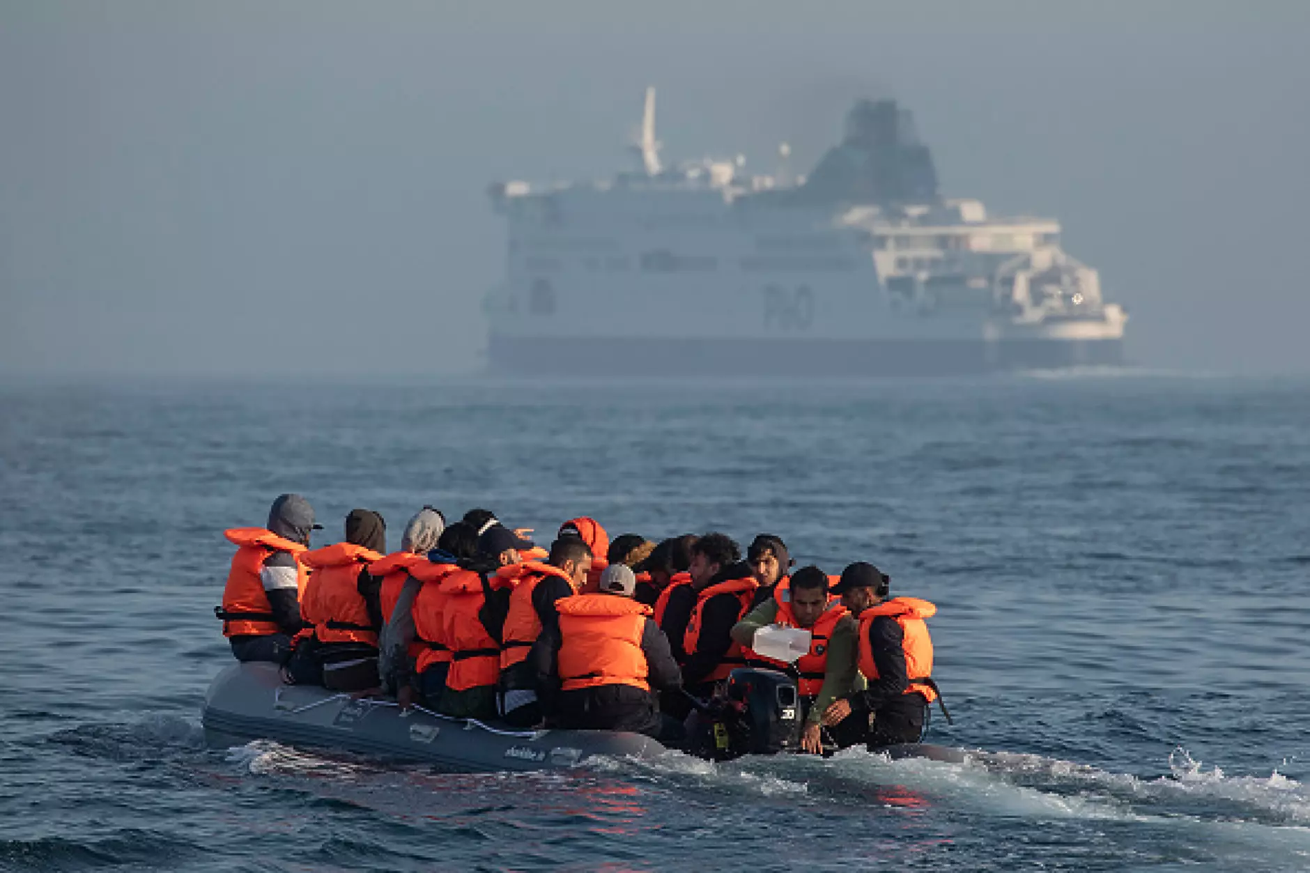 Съвместни британско-френски патрули ще спират мигрантите през Ламанша