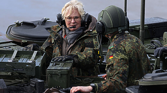 Германският министър на отбраната Кристине Ламбрехт свика спешна среща със